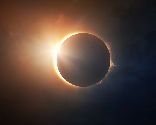 Éclipse solaire : que nous dit la tradition du yoga ?
