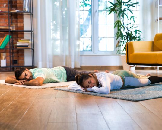 La posture du crocodile : Makarasana
