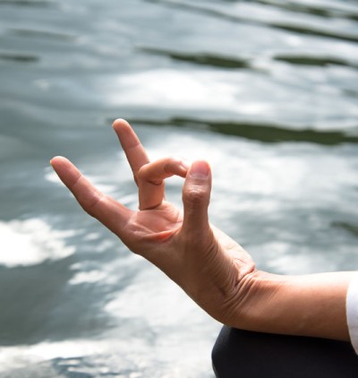Apana Mudra : le mouvement invisible de l’ancrage Chin Mudra