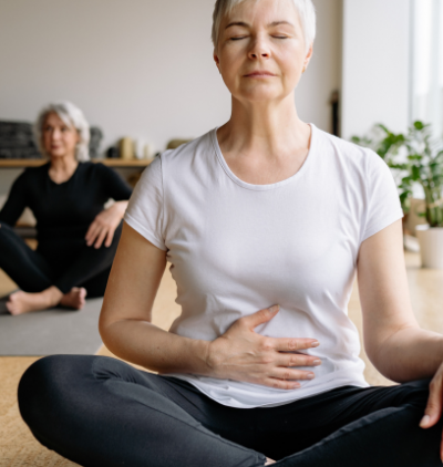 Les bienfaits du yoga pour les seniors et le grand âge Chin Mudra