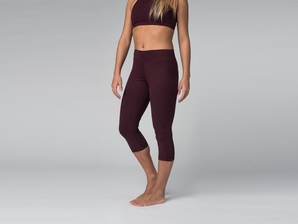 Pantalon de yoga Corsaire CAPRI 95% coton Bio et 5% Lycra Prune - Fin de Serie