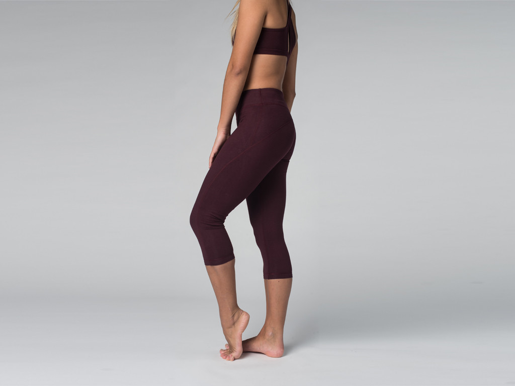 Pantalon de yoga Corsaire CAPRI 95% coton Bio et 5% Lycra Prune - Fin de Serie
