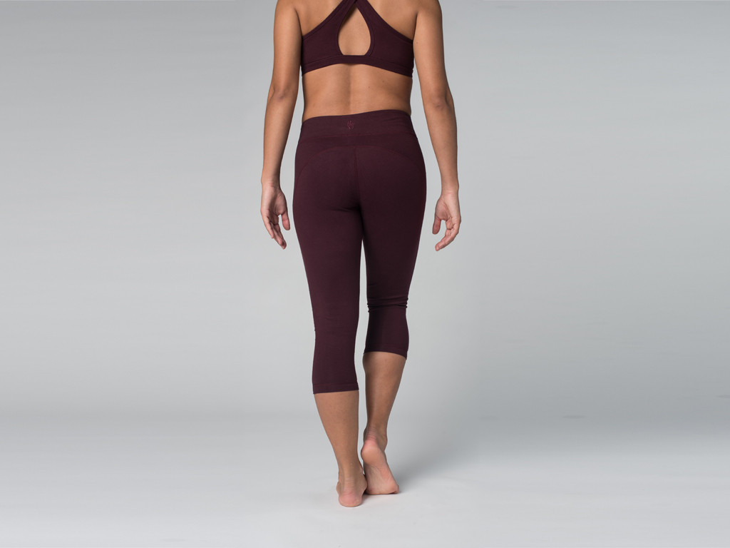 Pantalon de yoga Corsaire CAPRI 95% coton Bio et 5% Lycra Prune - Fin de Serie
