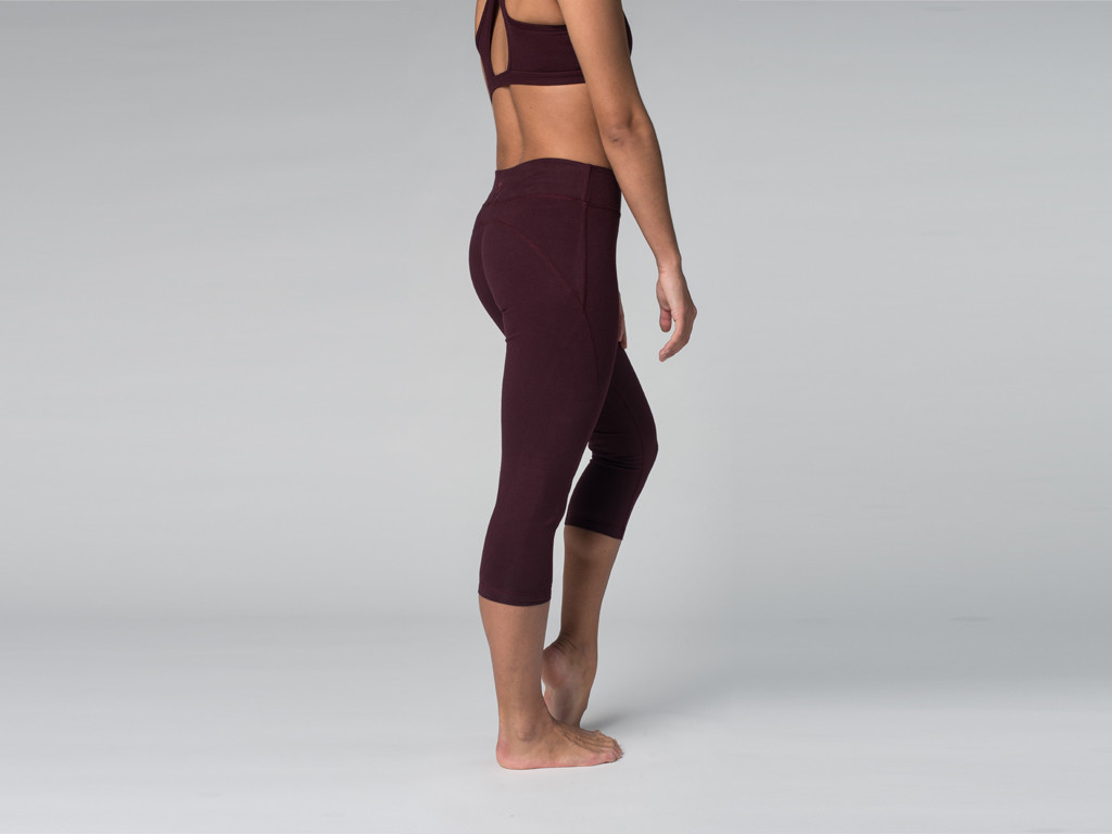 Pantalon de yoga Corsaire CAPRI 95% coton Bio et 5% Lycra Prune - Fin de Serie