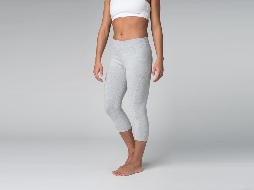 Pantalon de yoga Corsaire CAPRI 95% coton Bio et 5% Lycra Gris Perlé - Fin de Serie